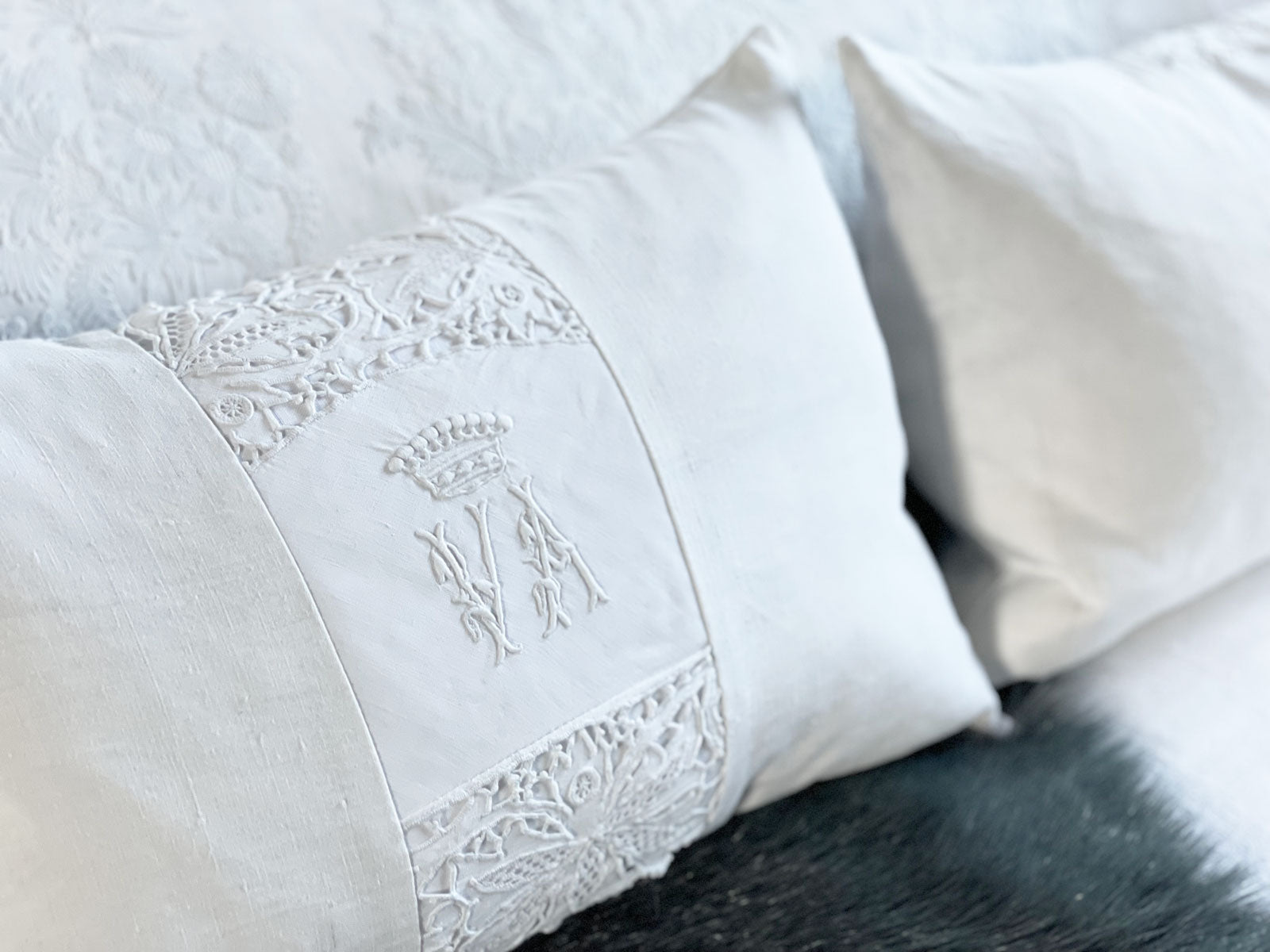 洋書 Monograms and Antique Linens Monograms and Antique Linens: A Collection of Beautiful