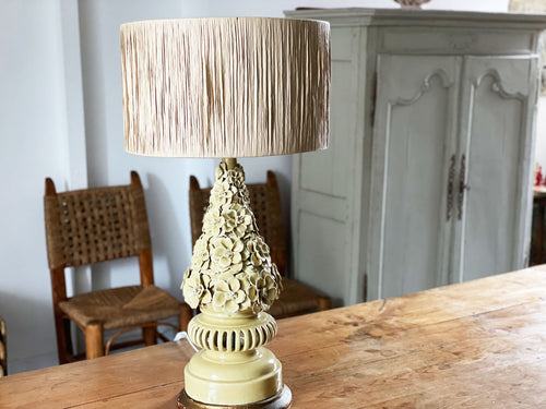 A 1960's Casa Pupo Yellow Ceramic Table LightA 1960's Casa Pupo White Ceramic Pile of Lemons Table Light