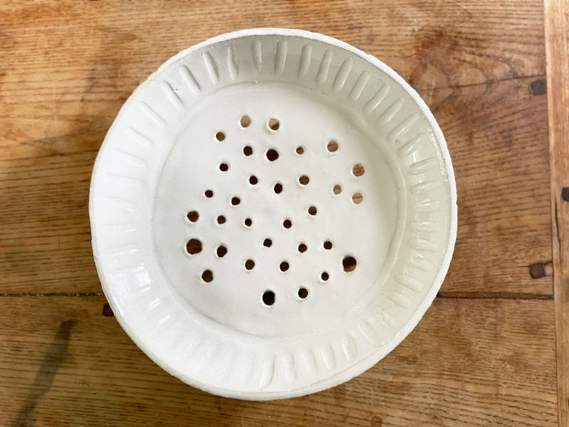 NEW STOCK Kate Monckton White Little Feet Round Fruit Colander