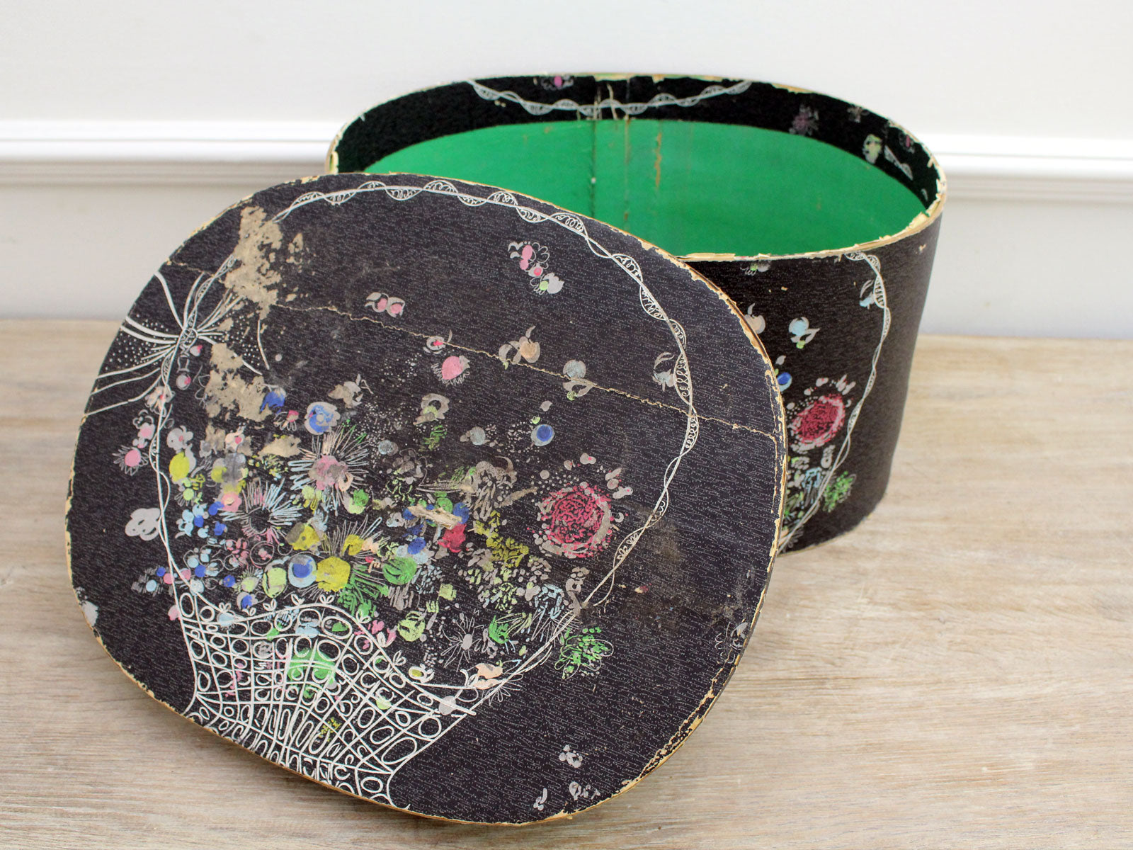 Antique 1900/1920 old French cardboard hat box covered with floral